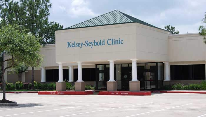 Exterior shot of Kelsey-Seybold's Kingwood Clinic.