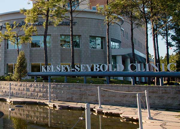 Exterior photograph of the Kelsey-Seybold Clinic Berthelsen Main Campus